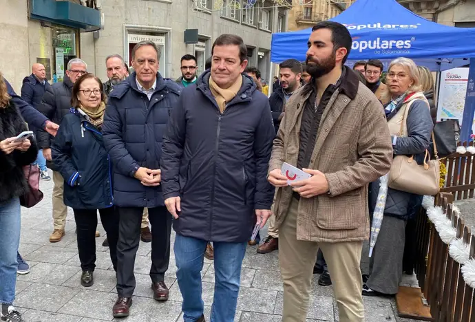 Mañueco expresa su pesar por ser el PP la única fuerza que promueve el diálogo y la Constitución