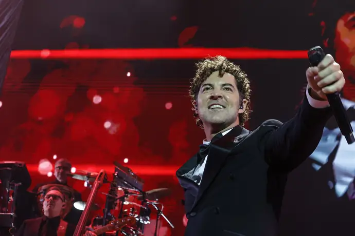 Bisbal llena de espíritu navideño el Roig Arena con villancicos y versiones renovadas de sus