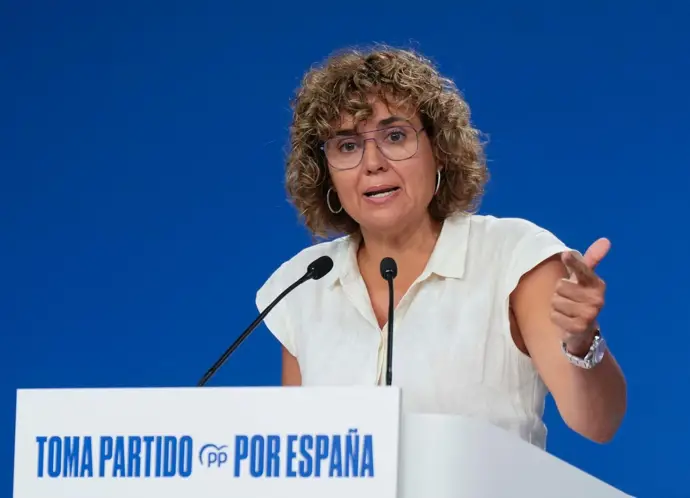 Las ministras socialistas, avergonzadas por el caso Salazar, enfrentan críticas de PP y Vox en el
