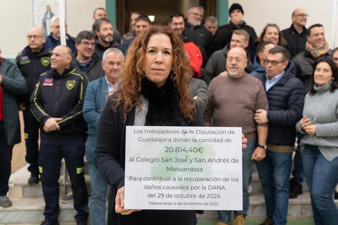 Los trabajadores de Diputaci&oacute;n y CEIS donan las horas extras de su actuaci&oacute;n en Valencia al colegio de Massanassa donde tuvieron su base.