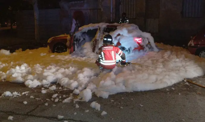 Bomberos de Ponferrada extinguen un incendio con reavivamientos en un automóvil microhíbrido