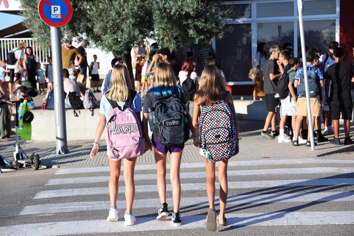 Archivo - Varias ni&ntilde;as el primer d&iacute;a de inicio del curso escolar, en la Escuela Aula Balear, a 11 de septiembre de 2024, en Palma de Mallorca, Mallorca, Baleares (Espa&ntilde;a).