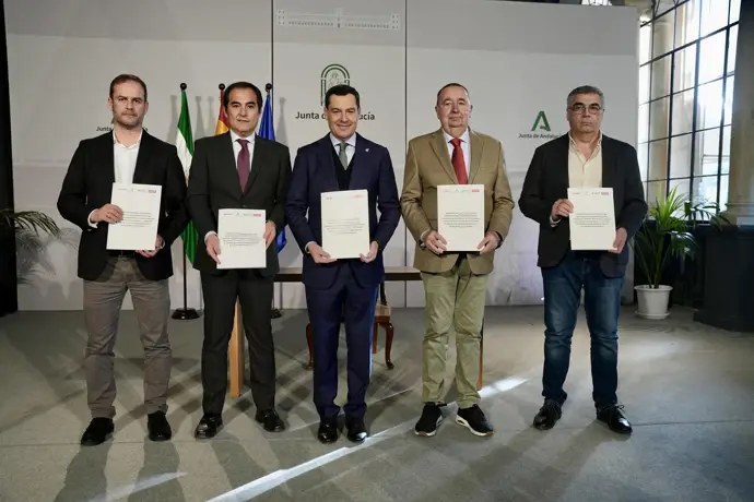 Moreno firma el acuerdo que salda la "deuda pendiente" con la media salarial de empleados públicos