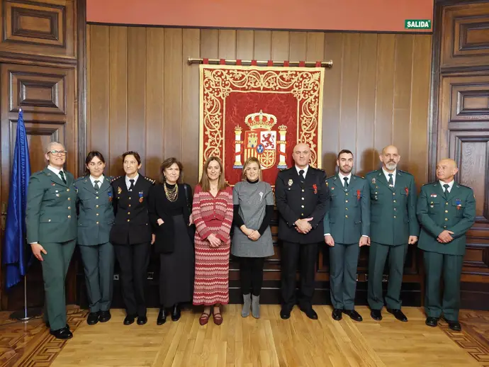La delegación otorga medallas de la Orden de Isabel la Católica y de mérito en Protección Civil