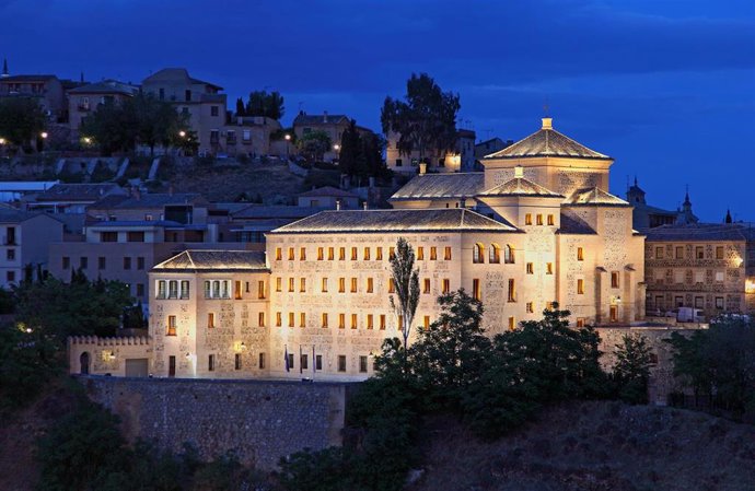 Archivo - Edificio de las Cortes de C-LM iluminado.