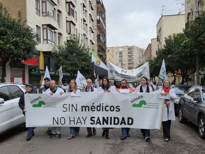 Cien médicos se manifiestan en Badajoz en contra del nuevo estatuto marco propuesto