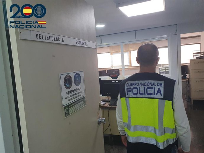Un agente del Grupo de Delincuencia Econ&oacute;mica de la Polic&iacute;a Nacional.
