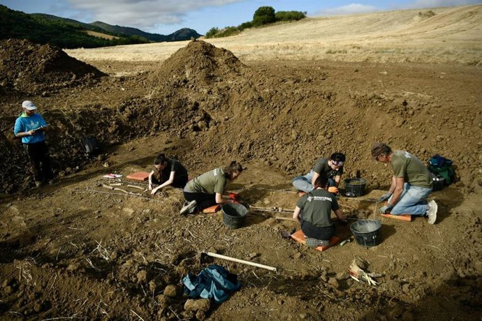 Archivo - Imagen de los trabajos de exhumaci&oacute;n.