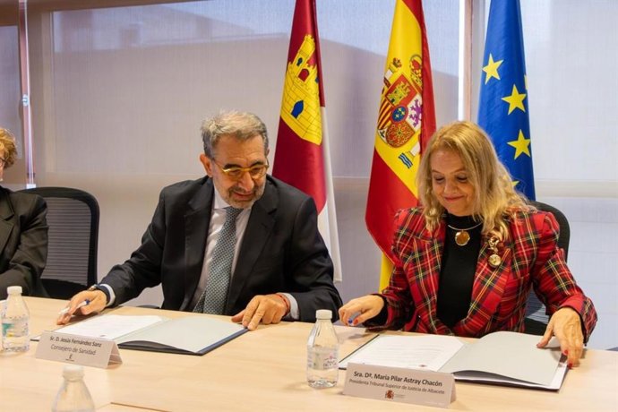 El consejero de Sanidad, Jes&uacute;s Fern&aacute;ndez Sanz, y la presidenta del Tribunal Superior de Justicia de Castilla-La Mancha, Mar&iacute;a Pilar Astray Chac&oacute;n.