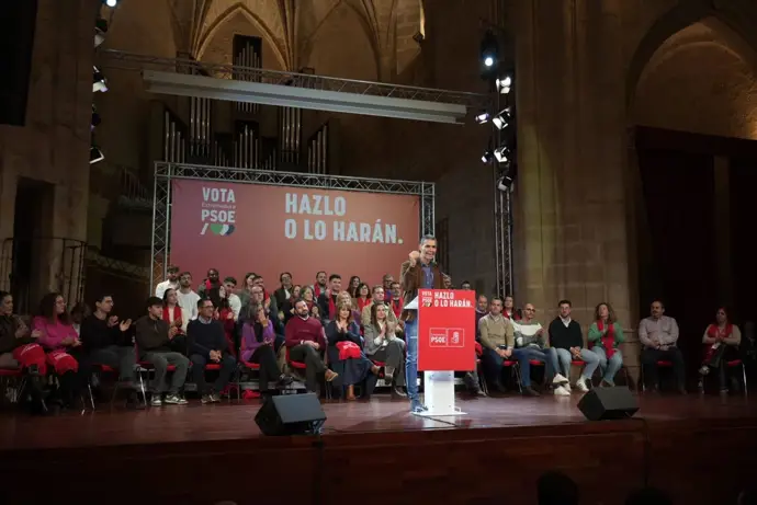 Sánchez llama a votar el 21D por la "papeleta del progreso" en Extremadura, frente a la