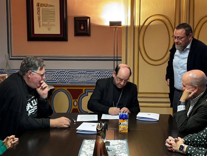 Florencio Rosell&oacute; firma el convenio de colaboraci&oacute;n en presencia del abogado diocesano, Miguel Barrio, el padre &Aacute;lvaro C&aacute;rdenas y el patrono de la Fundaci&oacute;n Unzu Oroz, Luis Zarraluqui