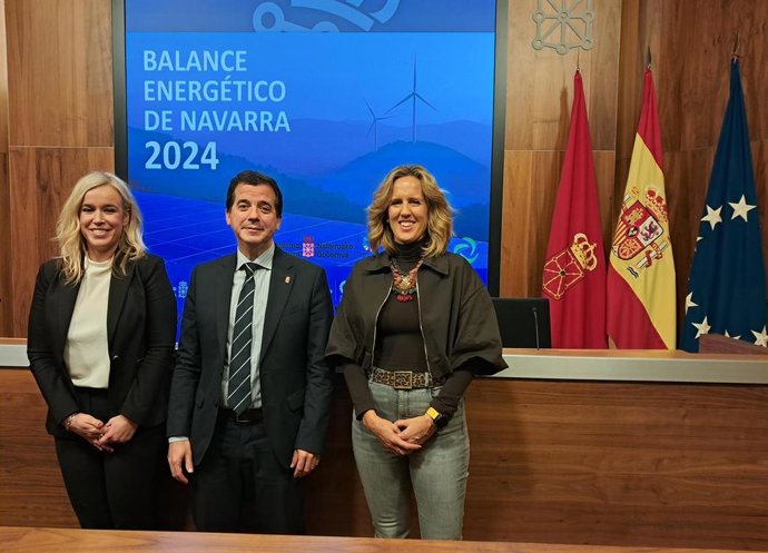 La directora general Basterra, el consejero Irujo y la directora del Servicio de Transici&oacute;n Energ&eacute;tica, Esperanza Aristu