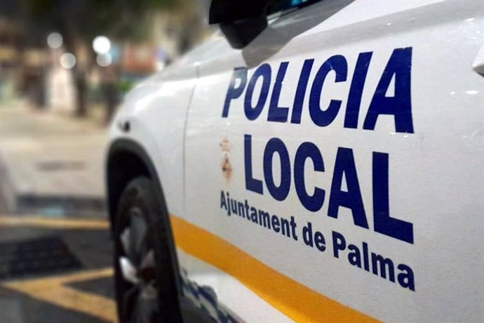 Archivo - Veh&iacute;culo de la Polic&iacute;a Local de Palma