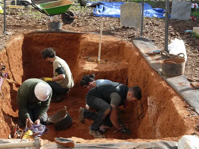 Concluyen labores del V Plan de Fosas en el cementerio de Figueretes, recuperando restos de tres