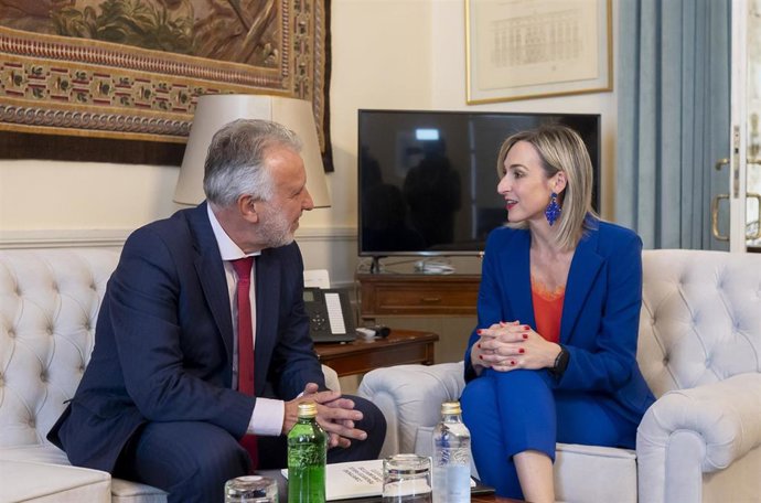Maria Ubarretxena entrega a &Aacute;ngel V&iacute;ctor Torres las 10 transferencias para el cumplimiento del Estatuto de Gernika