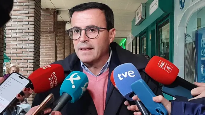 Gallardo defiende la educación como un derecho público que protegerá "a ultranza" con un