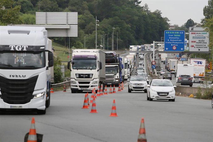 Archivo - Retenciones en la frontera con Francia, en Irun y Biriatou, a 11 de agosto de 2022, en Ir&uacute;n