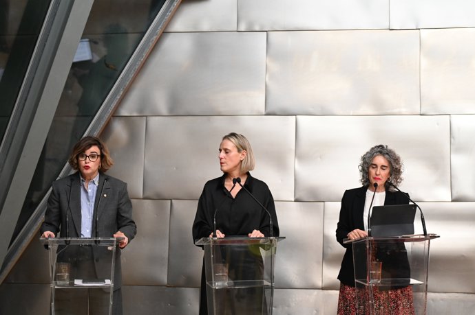 (I-D) La diputada general de Bizkaia, Elixabete Etxanobe; la directora general del Museo Guggenheim Bilbao, Miren Arzalluz y la vicelehendakari primera y consejera de Cultura y Pol&iacute;tica Ling&uuml;&iacute;stica, Ibone Bengoetxea, comparecen ante los medios tras la