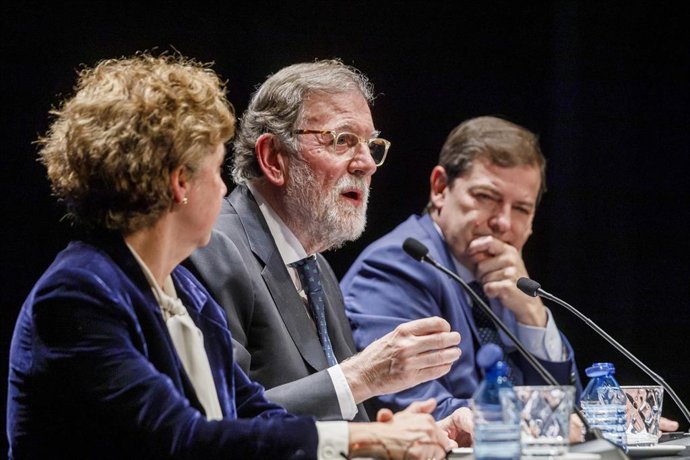 (I-D) La moderadora de la presentaci&oacute;n y directora de El Adelantado, Teresa Herr&aacute;nz; el expresidente del Gobierno, Mariano Rajoy y el presidente de la Junta, Alfonso Fern&aacute;ndez Ma&ntilde;ueco, participan en el acto de presentaci&oacute;n del libro 'El arte de gobernar'.