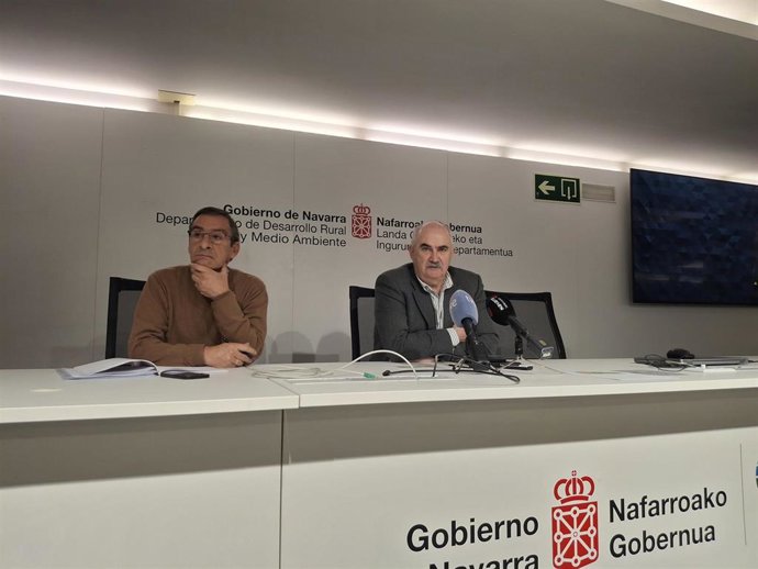 El consejero de Desarrollo Rural y Medio Ambiente, José Mª Aierdi, con el director general de Agricultura y Ganadería, Ignacio Gil.