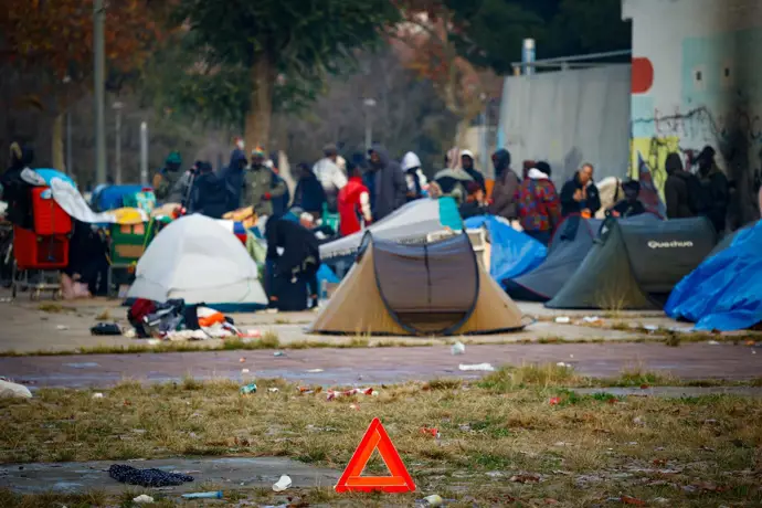 Un grupo de un centenar de personas se agrupa frente al B9 en Badalona con tiendas de campaña