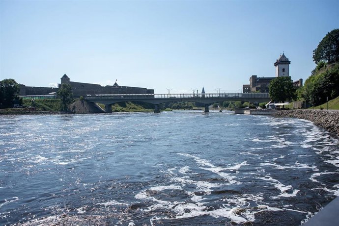 Archivo - Imagen de archivo del r&iacute;o Narva desde la costa letona.