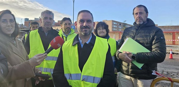 El tercer teniente de alcalde del Ayuntamiento de Guadalajara, Santiago L&oacute;pez Pomeda, atiende a los medios.