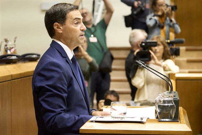 Archivo - El lehendakari, Imanol Pradales, interviene durante un pleno en el Parlamento vasco, a 18 de septiembre de 2025, en Vitoria-Gasteiz