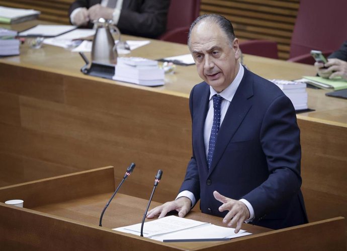 El conseller de Emergencias e Interior, Juan Carlos Valderrama, comparece en Les Corts