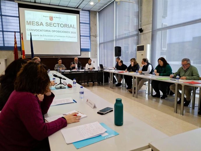El consejero de Educaci&oacute;n y Formaci&oacute;n Profesional, V&iacute;ctor Mar&iacute;n, preside la Mesa Sectorial de Educaci&oacute;n en la que se han aprobado los nuevos modelos de ex&aacute;menes pr&aacute;cticos de las oposiciones a docentes