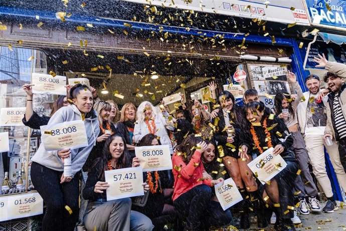 Archivo - Agraciados con el &lsquo;Primer Premio&rsquo; del Sorteo Extraordinario de Loter&iacute;a de Navidad 2023 correspondiente al n&uacute;mero 88008 celebran su suerte en la administraci&oacute;n Do&ntilde;a Manolita, a 22 de diciembre de 2023, en Madrid (Espa&ntilde;a). Hoy se celebra el Sorteo