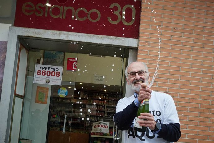 Archivo - Celebraci&oacute;n en una administraci&oacute;n de Pamplona tras vender parte del 'Gordo' de la Loter&iacute;a de Navidad en 2023.
