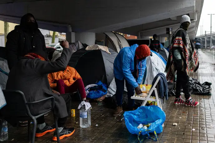 Entidades apoyarán en una parroquia de Badalona a 15 personas desalojadas durante un mes
