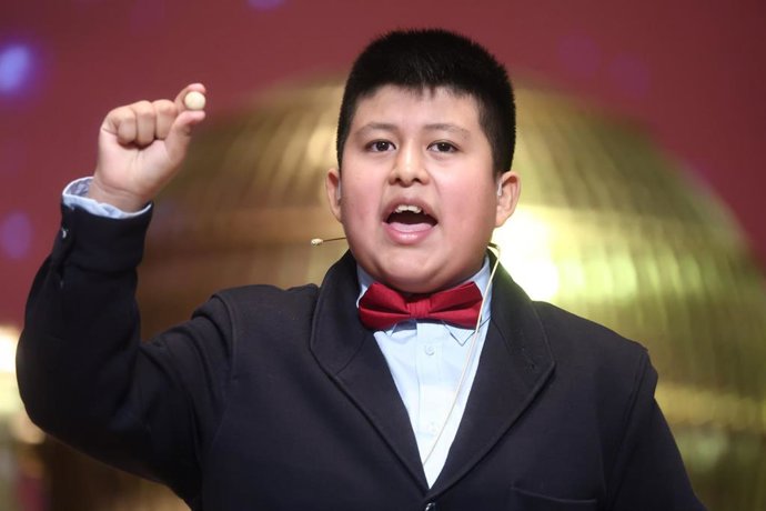 Un ni&ntilde;o del Colegio de San Ildefonso, canta un premio de la Loter&iacute;a de Navidad, durante la celebraci&oacute;n del Sorteo Extraordinario de la Loter&iacute;a de Navidad 2025, en el Teatro Real, a 22 de diciembre de 2025, en Madrid (Espa&ntilde;a).