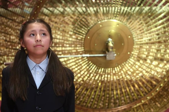 Una ni&ntilde;a del Colegio de San Ildefonso, cantan el primer premio de la Loter&iacute;a de Navidad, durante la celebraci&oacute;n del Sorteo Extraordinario de la Loter&iacute;a de Navidad 2025, en el Teatro Real, a 22 de diciembre de 2025, en Madrid (Espa&ntilde;a). El Sorteo Extraordin