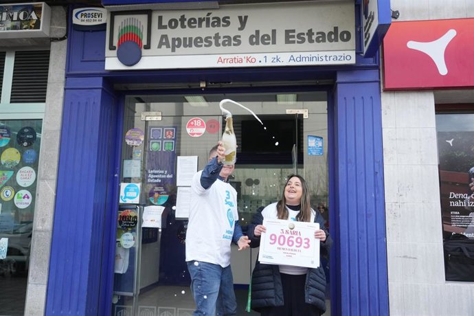 Empleados de la administraci&oacute;n n&uacute;mero 1 de Igorre celebran el tercer premio.