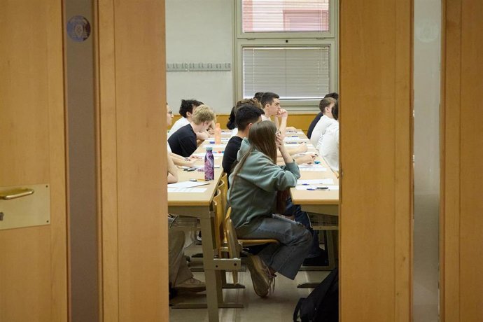 Archivo - Alumnos en un aula al comienzo de un examen, el primer d&iacute;a de la Evaluaci&oacute;n de Acceso a la Universidad (EvAU), en la Polit&eacute;cnica de la Universidad de Alcal&aacute; de Henares, a 3 de junio de 2024, en Alcal&aacute; de Henares, Madrid (Espa&ntilde;a).