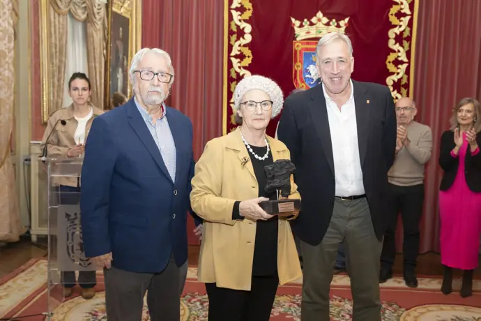 María Amor Beguiristain, catedrática de Prehistoria, recibe el premio Txondorra Carbón Vegetal