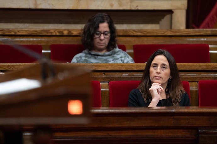 Imagen de archivo - La consellera de Educaci&oacute;n y Formaci&oacute;n Profesional, Esther Niub&oacute;, en un pleno del Parlament