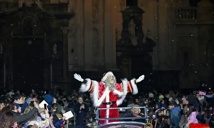 Murcia da la bienvenida a Papá Noel con un espectacular desfile lleno de alegría e ilusión