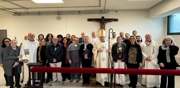 El arzobispo de Pamplona y obispo de Tudela, Florencio Rosell&oacute;, visita el centro penitenciario de Pamplona para celebrar la Navidad.