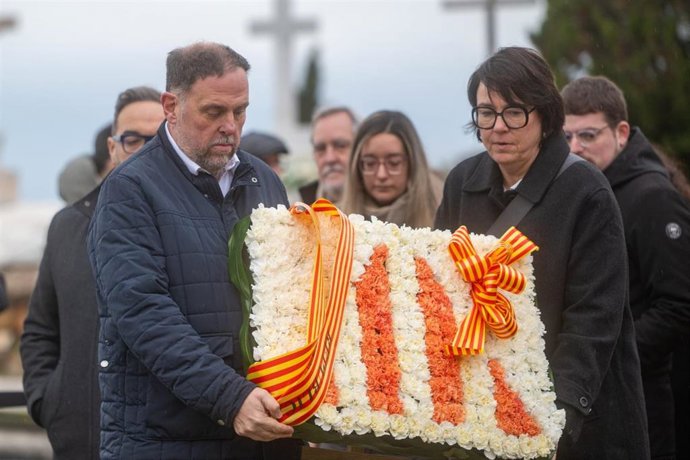 El l&iacute;der de ERC, Oriol Junqueras, y la eurodiputada Diana Riba, hacen la tradicional ofrenda floral a la tumba del expresidente de la Generalitat republicana, Francesc Maci&agrave;, en el cementerio de Montju&iuml;c.