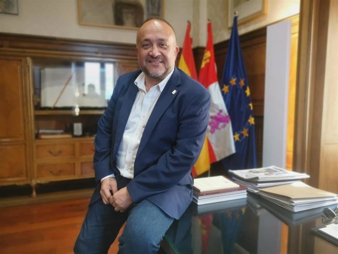 Archivo - El presidente de la Diputaci&oacute;n de Le&oacute;n, Gerardo &Aacute;lvarez Courel, en su despacho, tras la entrevista con Europa Press