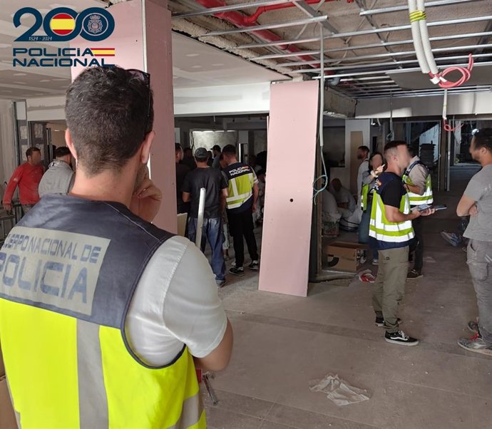 Agentes de la Polic&iacute;a Nacional junto con Inspecci&oacute;n de Trabajo en un dispositivo conjunto