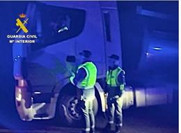 Momento en el que los agentes paralizaron el tr&aacute;iler y realizaron las pruebas de alcoholemia al conductor.