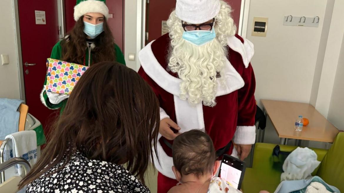 El hospital de Fuenlabrada ofrece actividades navideñas para pacientes y empleados