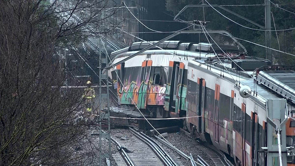 Equipos de emergencia llegan al lugar del accidente ferroviario en Barcelona para atender a las
