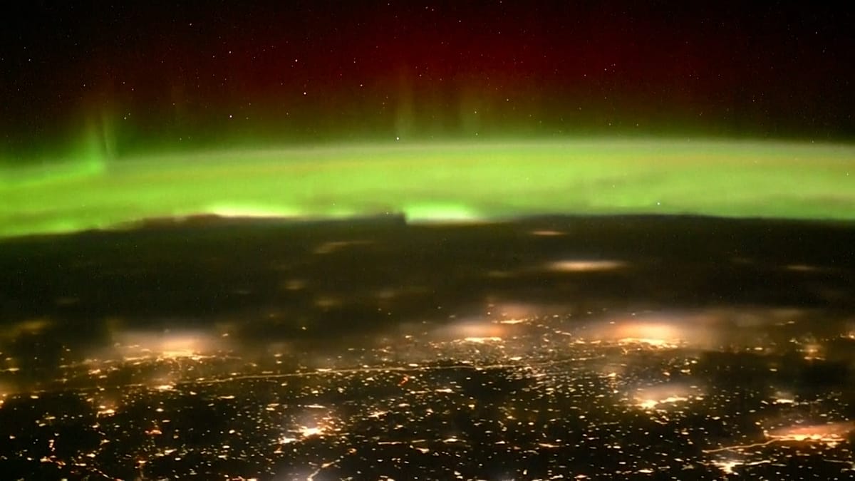 Un cosmonauta ruso filma las auroras boreales desde el espacio sobre la Tierra en su misión