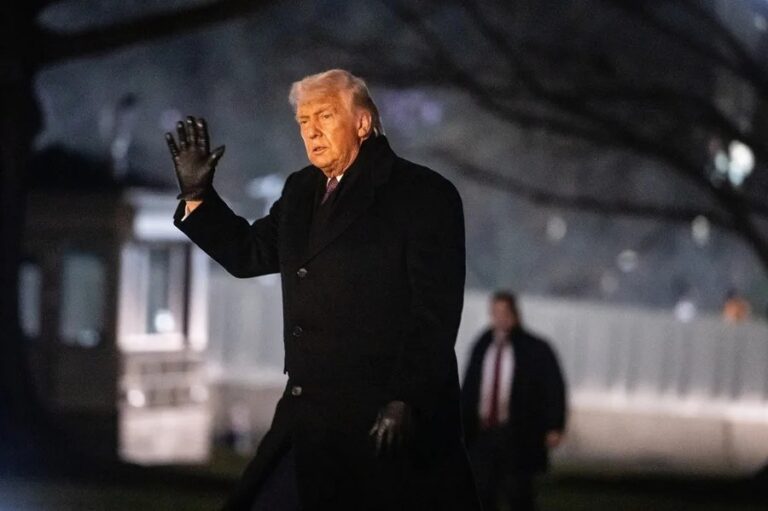 Trump explica un nuevo moratón en su mano izquierda como resultado de un golpe contra una mesa