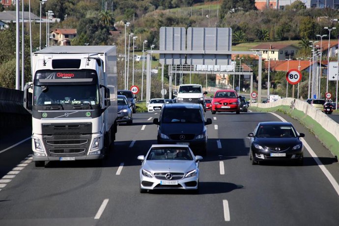 Archivo - Tr&aacute;fico en las carreteras vascas.